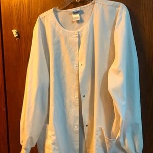 Scrub jacket with snaps